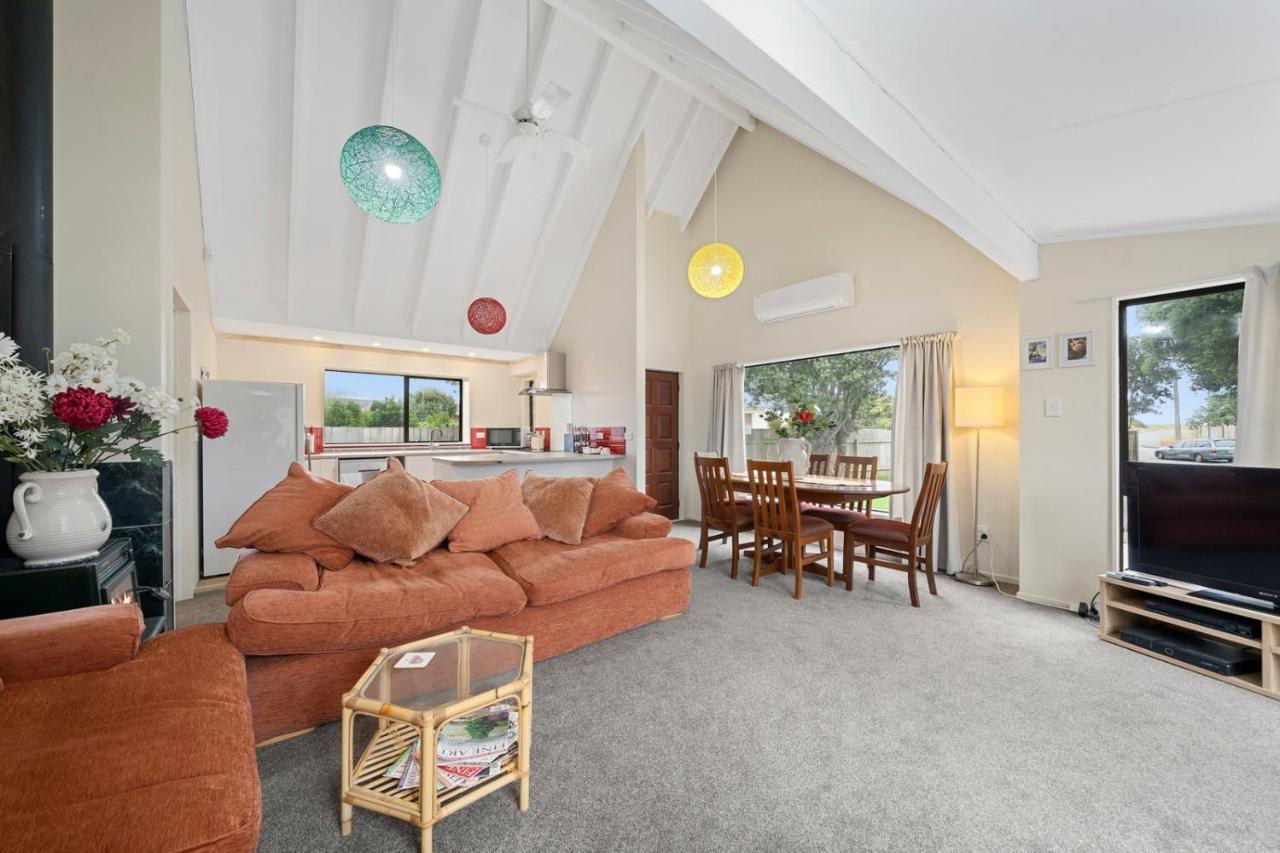 Wharerata - Otaki Beach Holiday Home Buitenkant foto